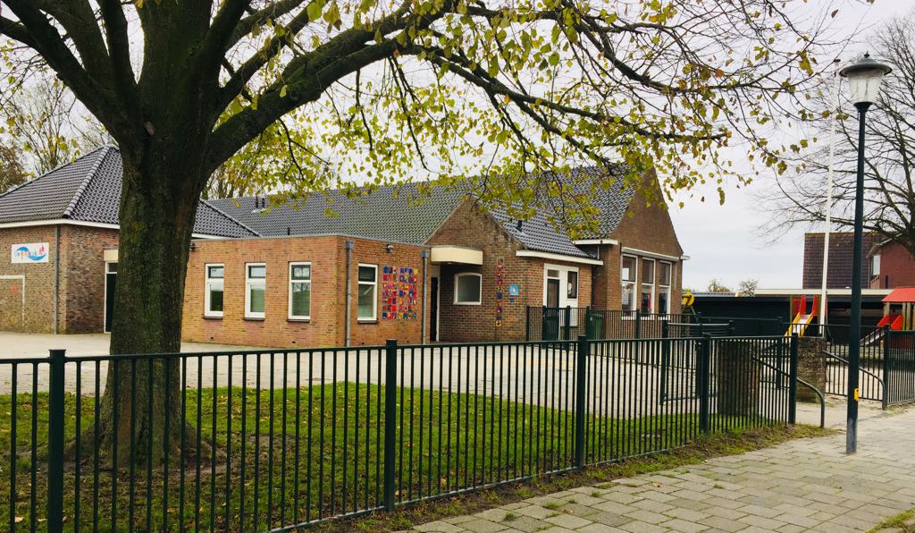 De zijkant van ons gebouw aan de Kerkstraat in Kommerzijl